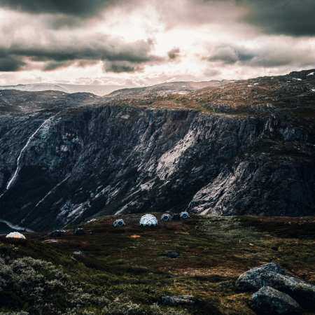 لیلا فروهر ( ورژن هوش مصنوعی ) داری میخندی بهت زل میزنم من