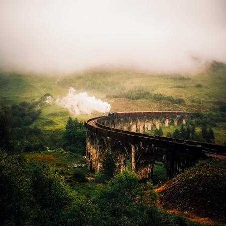 هایده ( ورژن هوش مصنوعی ) یه جام خالی از شراب