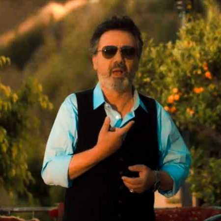 معین ( ورژن هوش مصنوعی ) کنار خط جاده