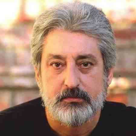 ابی ( ورژن هوش مصنوعی ) شاخه گل حیاط ما به آب و رنگش مینازه