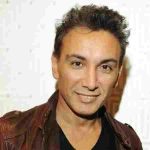 دانلود آهنگ شادمهر عقیلی ( ورژن هوش مصنوعی ) به نام میخوام تو این سکوت تلخ