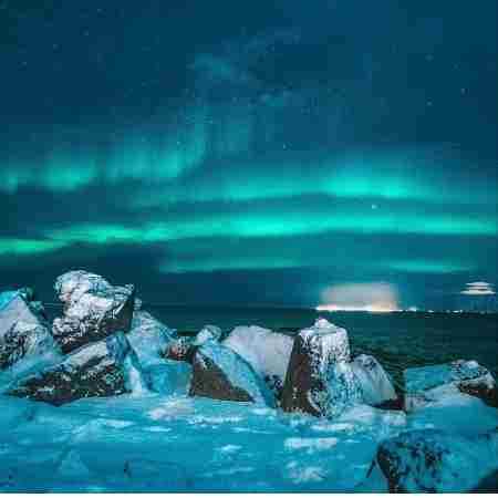 مهستی ( ورژن هوش مصنوعی ) با دست خود در هم شکست