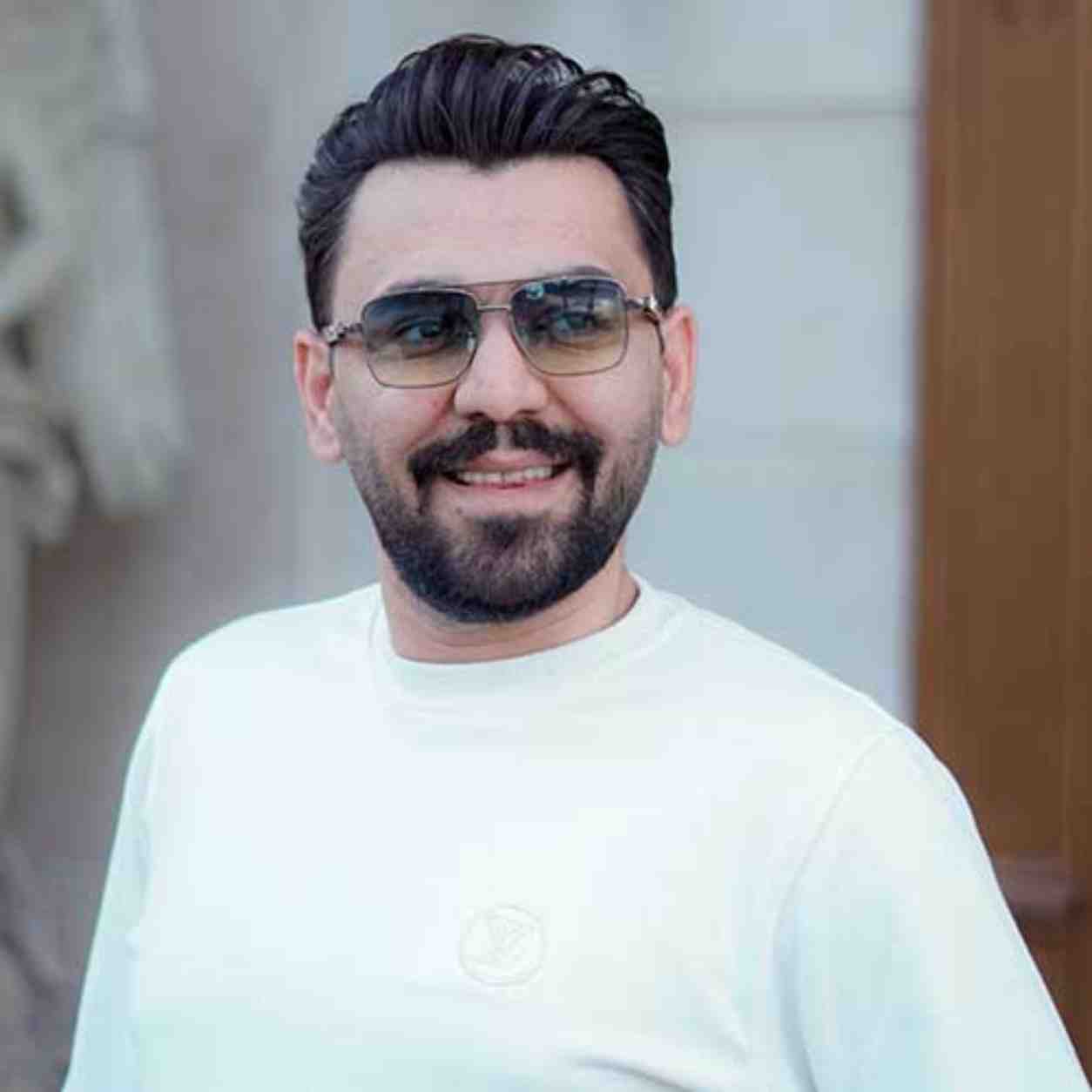 امیر رستمی صحبت تو شد بازم دستای قلب من یهو یخ کرد