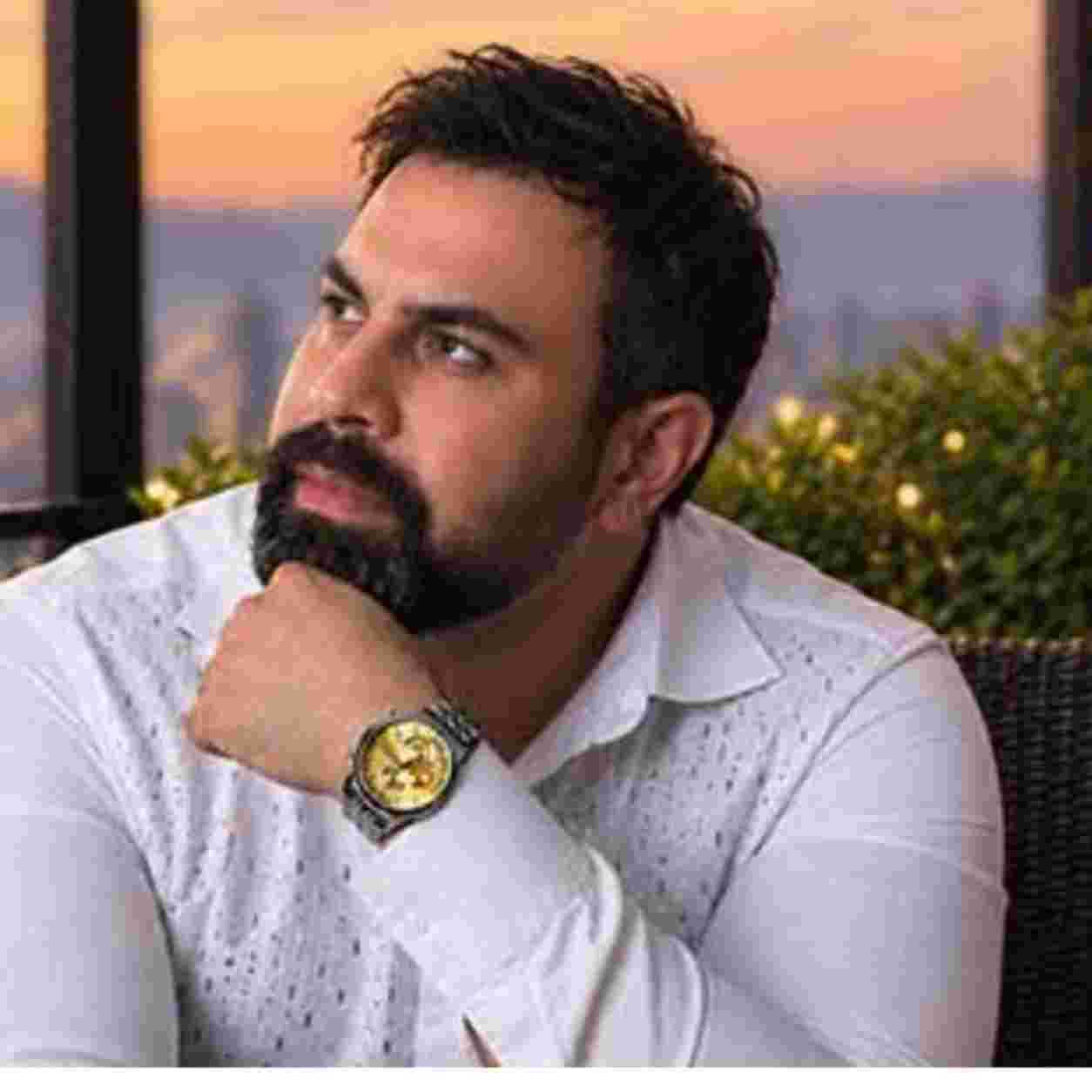 مجتبی طزری تو هم باشه اخمام چاره ش یه خندته