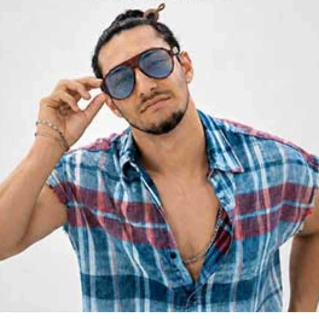 پویان تک داری از تنهاییات درد میکشی